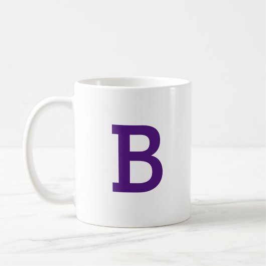 Mug Monogramme moderne minimal Lettre initiale violet (Gauche)