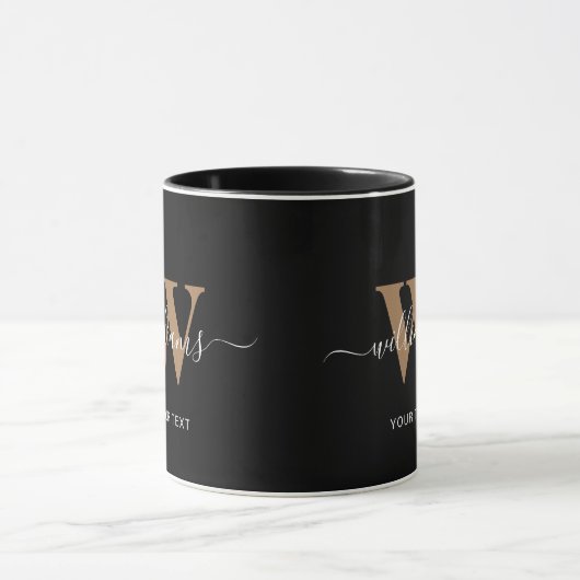 Mug Monogramme moderne Noir Script Nom initial (Centre)