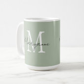 Mug Monogramme Moderne Nom Vert Sauge (Devant gauche)