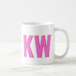 Mug Monogramme moderne rose rouge ombre Personnalisé<br><div class="desc">Sirotez dans le style avec cette tasse monogramme moderne au design épuré en rose avec un effet d'ombre rouge audacieux. Personnalisée avec vos initiales, cette tasse allie une touche contemporaine à une touche d'élégance. La combinaison de couleurs frappante et la typographie minimaliste en font un élément exceptionnel, parfait pour ajouter...</div>