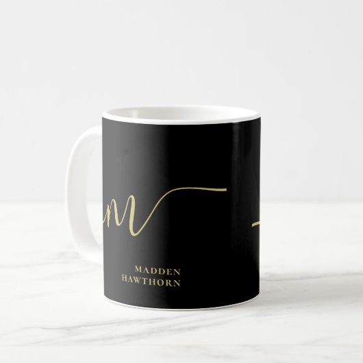 Mug Monogramme moderne Script Calligraphie Black Gold  (Devant gauche)