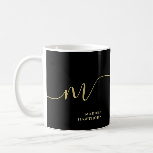 Mug Monogramme moderne Script Calligraphie Black Gold  (Gauche)