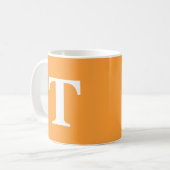 Mug Monogramme moderne uni orange sur mesure (Devant gauche)
