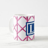 Mug Monogramme motif treillis bambou rose élégant (Devant gauche)