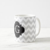 Mug Monogramme noir blanc gris-clair de Chevron (Devant droit)