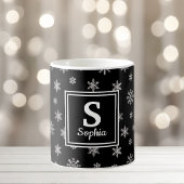 Mug Monogramme noir des flocons blancs de Noël