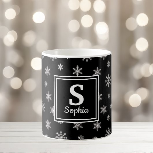 Mug Monogramme noir des flocons blancs de Noël