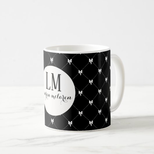 Mug Monogramme noir et blanc à nœud papillon en script (Devant droit)