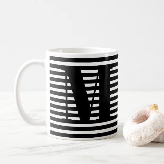 Mug Monogramme noir et blanc rayures motif moderne (Avec donut)