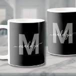 Mug Monogramme noir glamour<br><div class="desc">Personnalisé Moderne Noir Et Blanc Initiale Nom De Script Monogramme Café Mug. Cette tasse monogramme élégante allie un style minimaliste moderne à un look simple et élégant, parfait pour les amateurs de café ou de thé. Doté d'une initiale grise et audacieuse sur un arrière - plan noir et d'un nom...</div>