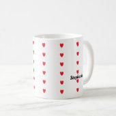 Mug Monogramme Nom personnalisé Cute Red Doodle Hearts (Devant droit)