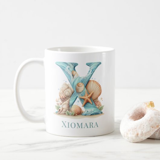 Mug Monogramme personnalisé de la côte X Initial Beach (Avec donut)