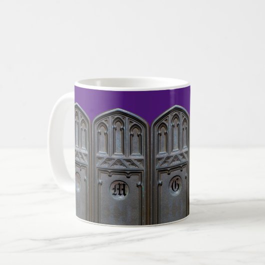 Mug Monogramme personnalisé en arc gothique Tudor en b (Devant gauche)