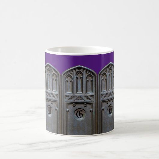 Mug Monogramme personnalisé en arc gothique Tudor en b (Centre)