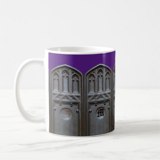Mug Monogramme personnalisé en arc gothique Tudor en b (Gauche)