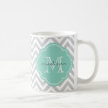 Mug Monogramme personnalisé Gris et Aqua Chevron<br><div class="desc">Cute girly preppy chic zigzag chevron motif avec nom monogramme personnalisé et initial dans un cadre de quatrefoil. Cadeaux personnalisés adorables et uniques ! Cliquez sur Customiser pour modifier les polices et les couleurs monogrammes pour un design unique.</div>