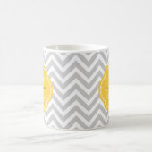 Mug Monogramme personnalisé gris et jaune de Chevron (Centre)
