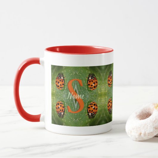 Mug Monogramme personnalisé initial nom Art coccinelle (Avec donut)