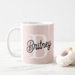 Mug Monogramme Personnalisé Moderne et Nom Rose Pâle<br><div class="desc">Nous vous présentons notre tasse de café rose pastel personnalisée avec un monogramme et un nom modernes, un ajout charmant à votre routine matinale ou un cadeau attentionné pour quelqu'un de spécial. Cette tasse à café présente un design moderne dans un rose pastel doux, personnalisé avec votre monogramme et votre...</div>