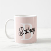 Mug Monogramme Personnalisé Moderne et Nom Rose Pâle (Gauche)