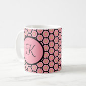 Mug Monogramme personnalisé rose et noir floral (Devant gauche)