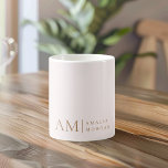 Mug Monogramme Personnalisé Rose Initiale Et Nom<br><div class="desc">Profitez de vos boissons préférées avec style grâce à notre monogramme minimaliste personnalisé Pastel Pink Mug. Doté d'un arrière - plan rose pastel doux, cet élégant mug est orné d'un original monogramme élégant et de votre nom personnalisé dans une police moderne. Parfait pour le café, le thé ou le chocolat...</div>