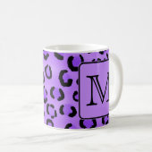 Mug Monogramme pourpre de coutume d'empreinte de (Devant droit)