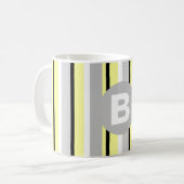 Mug Monogramme rayé jaune et gris élégant (Devant gauche)