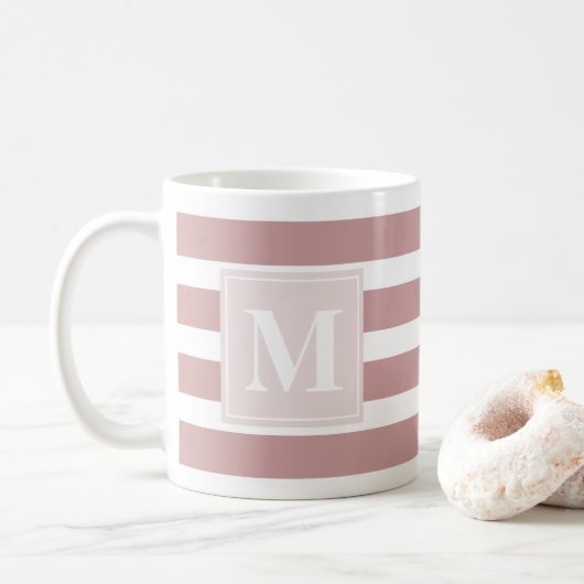 Mug Monogramme rayé rose et blanc moderne (Avec donut)