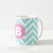 Mug Monogramme rose chevron bleu clair tendance (Devant droit)