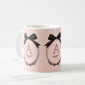 Mug Monogramme Rose Pâle Nœud Noir Chic Initial Modern (Devant gauche)