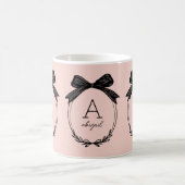 Mug Monogramme Rose Pâle Nœud Noir Chic Initial Modern (Centre)