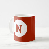 Mug Monogramme rouge foncé étonnant initial (Devant gauche)