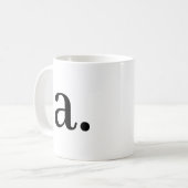 Mug Monogramme | Simple Elegant Noir Blanc Nom initial (Devant gauche)
