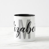Mug Monogramme simple noir gris à main (Centre)