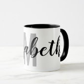 Mug Monogramme simple noir gris à main (Devant droit)