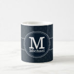Mug Monogramme sur mesure Motif bleu marine classique<br><div class="desc">Profitez de cette conception de monogramme sur mesure motif de la Marine profonde comme cadeau parfait pour célébrer votre propre individualité ou pour offrir comme un cadeau classe à un ami ou à un être cher. Zoom avant pour voir les détails complexes de la bordure de motif arrière - plan...</div>