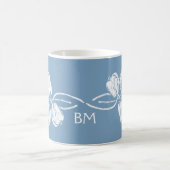 Mug Monogramme Tulipes blanches sur Bleu pourri (Centre)