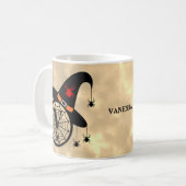 Mug Monogramme V Halloween Sky Witch Nom des araignées (Devant gauche)