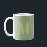Mug Monogramme vert de surface minimale moderne Nom in<br><div class="desc">Sage Vert moderne Monogramme minimal Nom initial Café Mug</div>