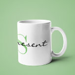 Mug Monogramme vert initial _être présent_ Design 11oz<br><div class="desc">Les mots "be current" et monogramme vert unique décorent cette tasse à café classique de 11oz. Grande capacité pour les boissons chaudes ou froides. Modifiez facilement l'initiale en utilisant le Modèle fourni. Aussi disponible en 15oz et d'autres styles de mug. Pour plus d'informations, reportez-vous à la section "À propos de...</div>