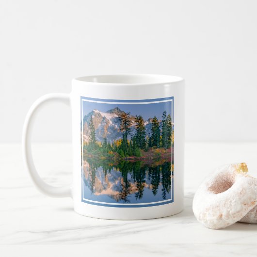 Mug Mont Shuksan reflété dans le lac Reflection (Avec donut)
