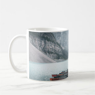 MUG MONTAGNE NOIRE COUVERTE DE NEIGE SOUS LE CIEL GRIS