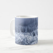 Mug Montagnes d'hiver calmes : Foggy Serenity. (Devant gauche)