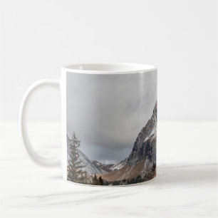 MUG MONTAGNES GRIS AVEC NEIGE ENTOURÉE DE TR