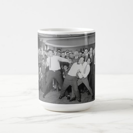 Mug Moquerie de Jack Dempsey luttant contre Harry (Centre)
