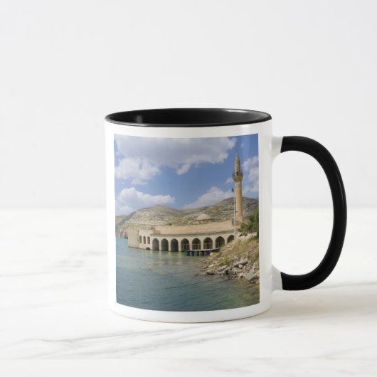 Mug Mosquée centrale de Halfeti Merkez Camii) en parti (Droite)