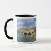 Mug Mosquée centrale de Halfeti Merkez Camii) en parti (Gauche)