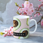 Mug Motif Avocado Rose Et Vert Moderne Avec Nom<br><div class="desc">Motif Avocado Rose Et Vert Moderne Avec Nom</div>