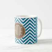 Mug Motif chevron chocolat et sarcelle avec monogramme (Devant droit)
